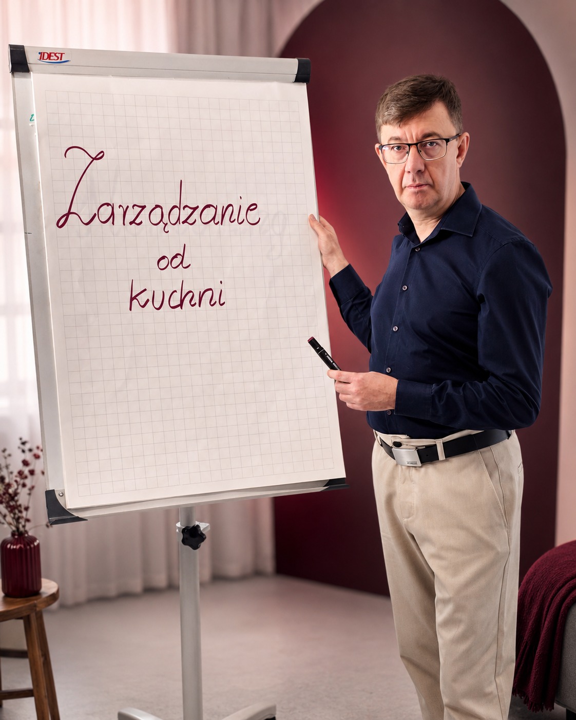 Krzysztof Magda przy flipcharcie podczas szkolenia z zarządzania